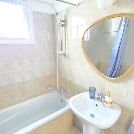 2br With Pool & Free Wi-fi Apartman